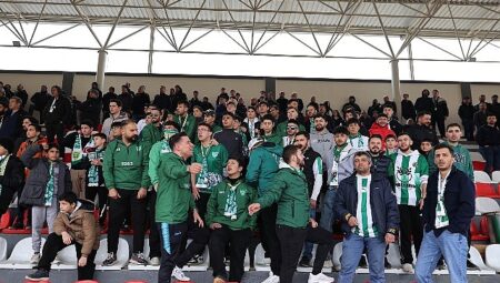 Başkan Özarslan Bağlumspor’a Tribünden Destek Verdi, Galibiyet Sevincini Paylaştı