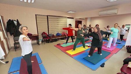 Konak’tan İleri Yaş’a sağlıklı mola: Yoga kursuyla zinde kalıyorlar