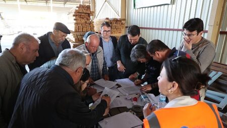 Büyükşehir arı kovanı hibesi ile üreticilerin yüzünü güldürüyor