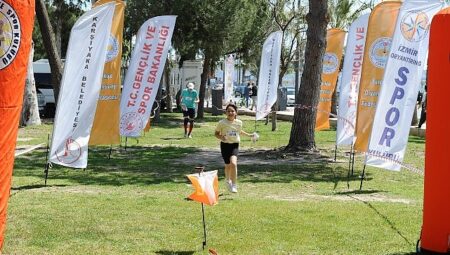 Karşıyaka’da oryantiring rüzgarı: Bayram coşkusu sporla taçlandı!