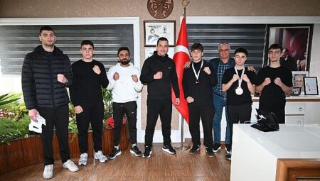 Kick Boks sporcuları başarılarını Başkan Topaloğlu ile paylaştı