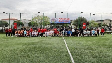 Menderes’te Minik Kramponlar Sahaya Çıktı