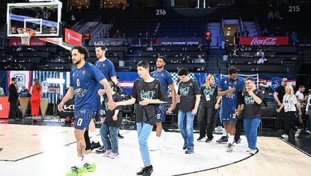 One Team katılımcıları Anadolu Efes – Partizan karşılaşmasında parkeye çıktı