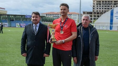 Koşu Şampiyonu Kupasını Başkan’a Getirdi